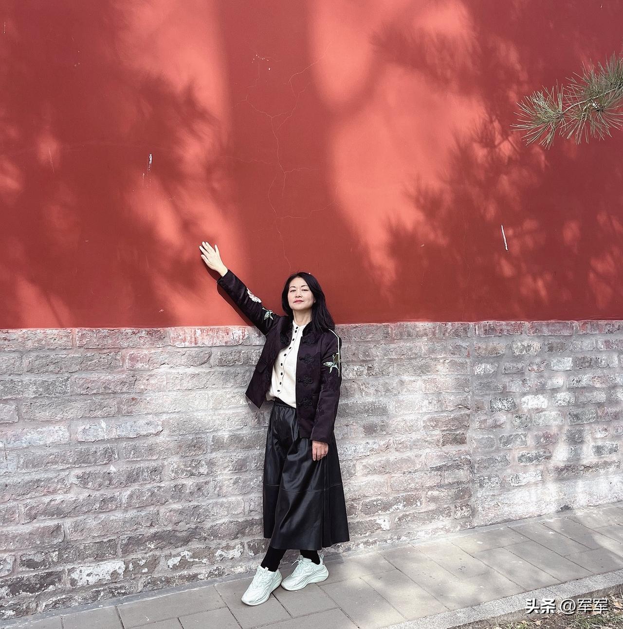 儿子的婚期越来越近了，准备婚礼还要花不少钱，儿子说他要分担一部分，把他的银行卡也