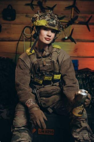图文：16岁入伍，现年21岁的乌军女无人机操作手已确认击中超过250个目标

全