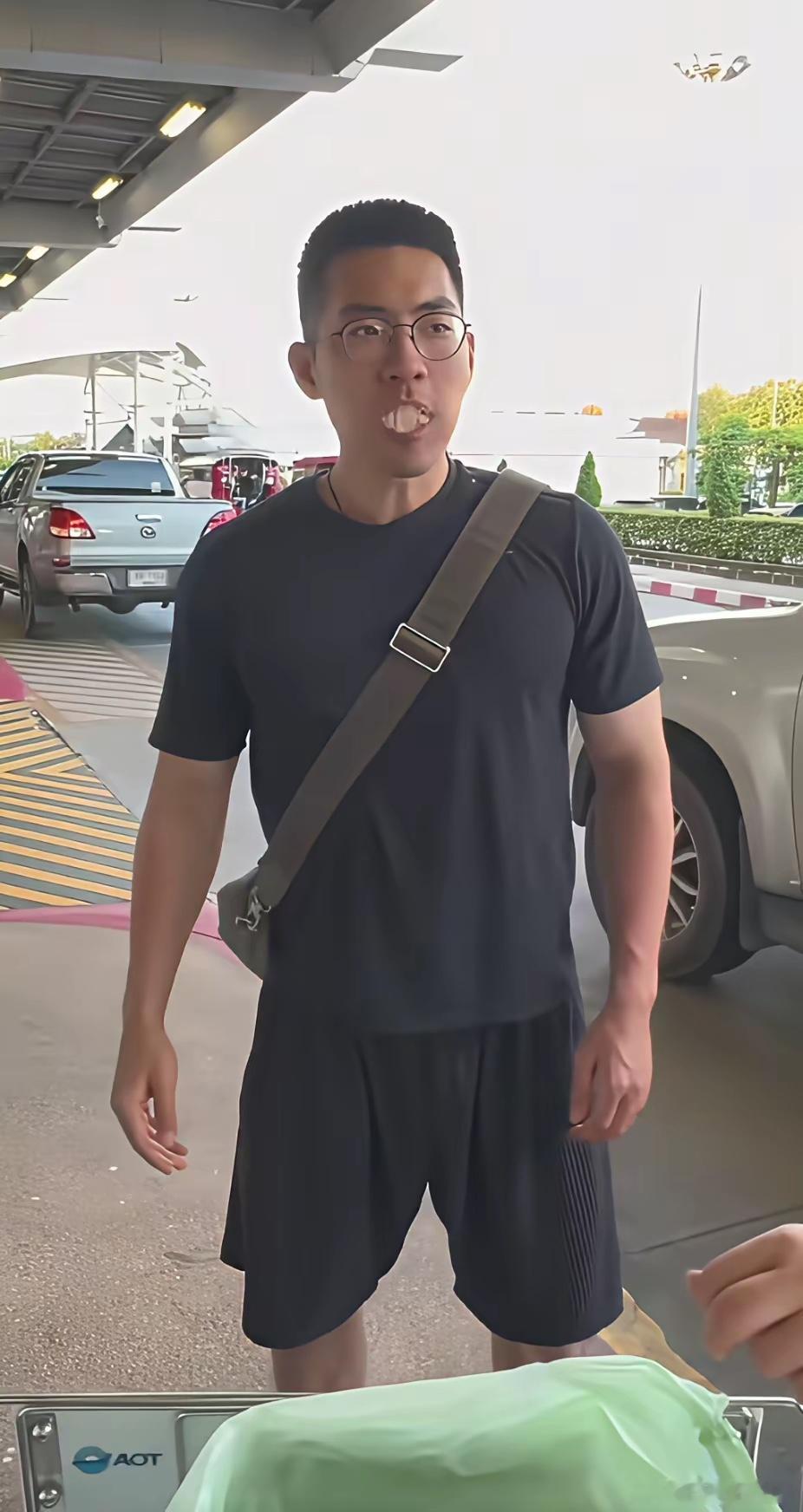 11斤榴莲无法带上飞机，一家五口机场外15分钟吃完，当事人表示：“虽然真的是很美