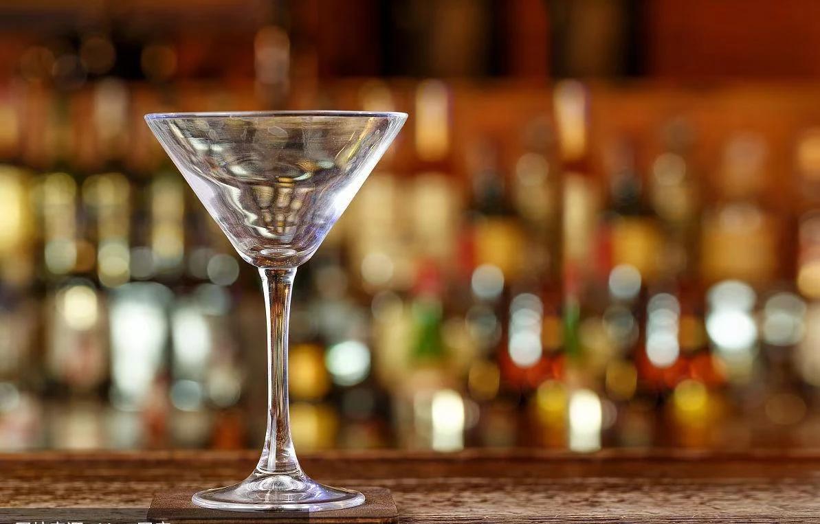 优于别人，并不高贵，
真正的高贵应该是优于过去的自己。            
