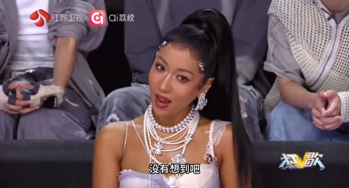 吉克隽逸自曝在感情里是被动型，舞台上的主动女王恋爱变等撩选手，唱《被动》的时候适