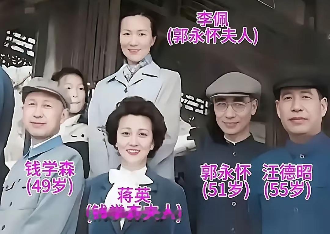 一张极其珍贵的泛黄老照片，定格了上世纪60年代最耀眼的“顶流天团”。

照片里，