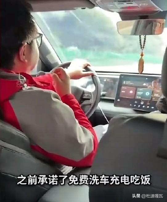 比亚迪车主庞先生最新回应，
他首先否认自己在4s店蹭饭超过260次，称这是4s店