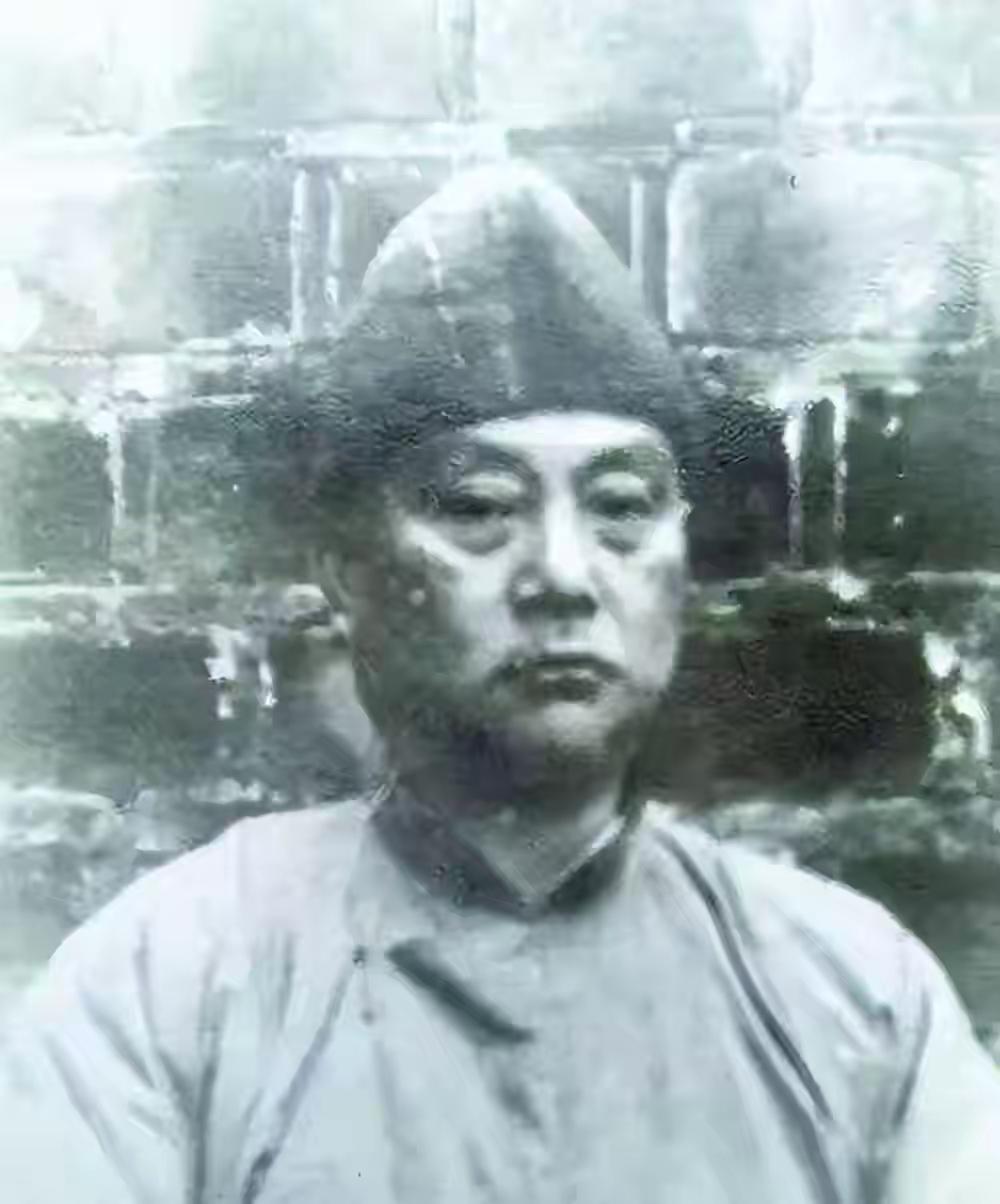 1950年，国军中将周磐在昆明被俘，并判处死刑，就在快要被枪毙时，忽然想到手中有