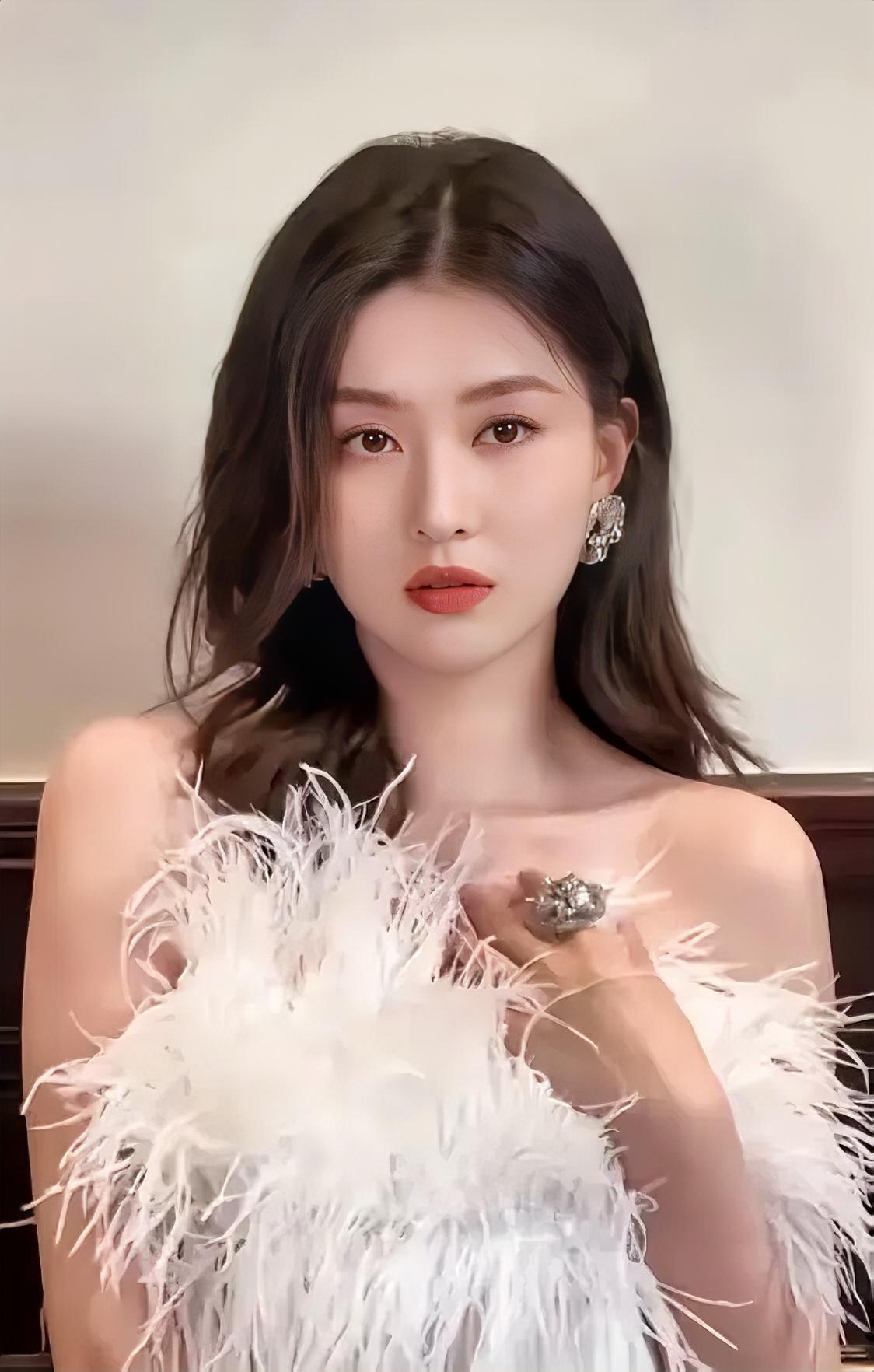 有个好妈妈
真的少奋斗好多年
乔欣妈妈很早就带着她接触各类社交场合，培养礼仪谈吐