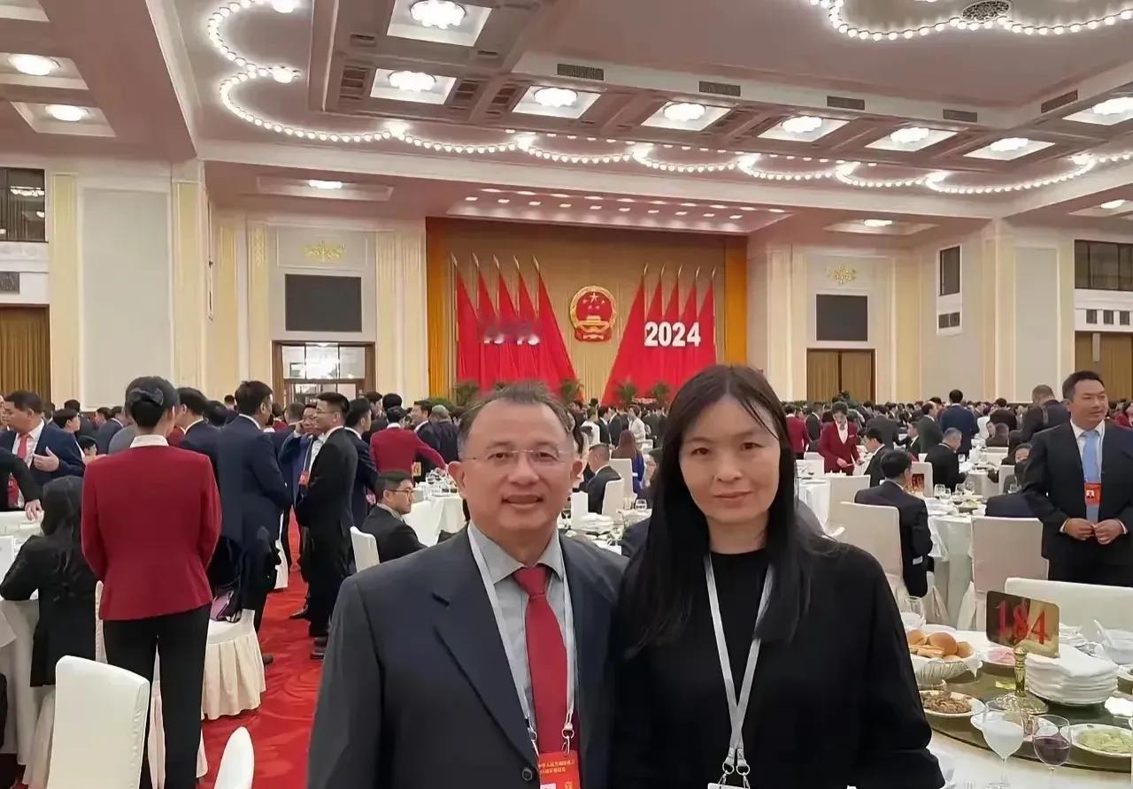 这无疑是最有力的佐证！

台湾秉持统一理念的杰出代表吴东昇夫妇，荣幸受邀亲临北京