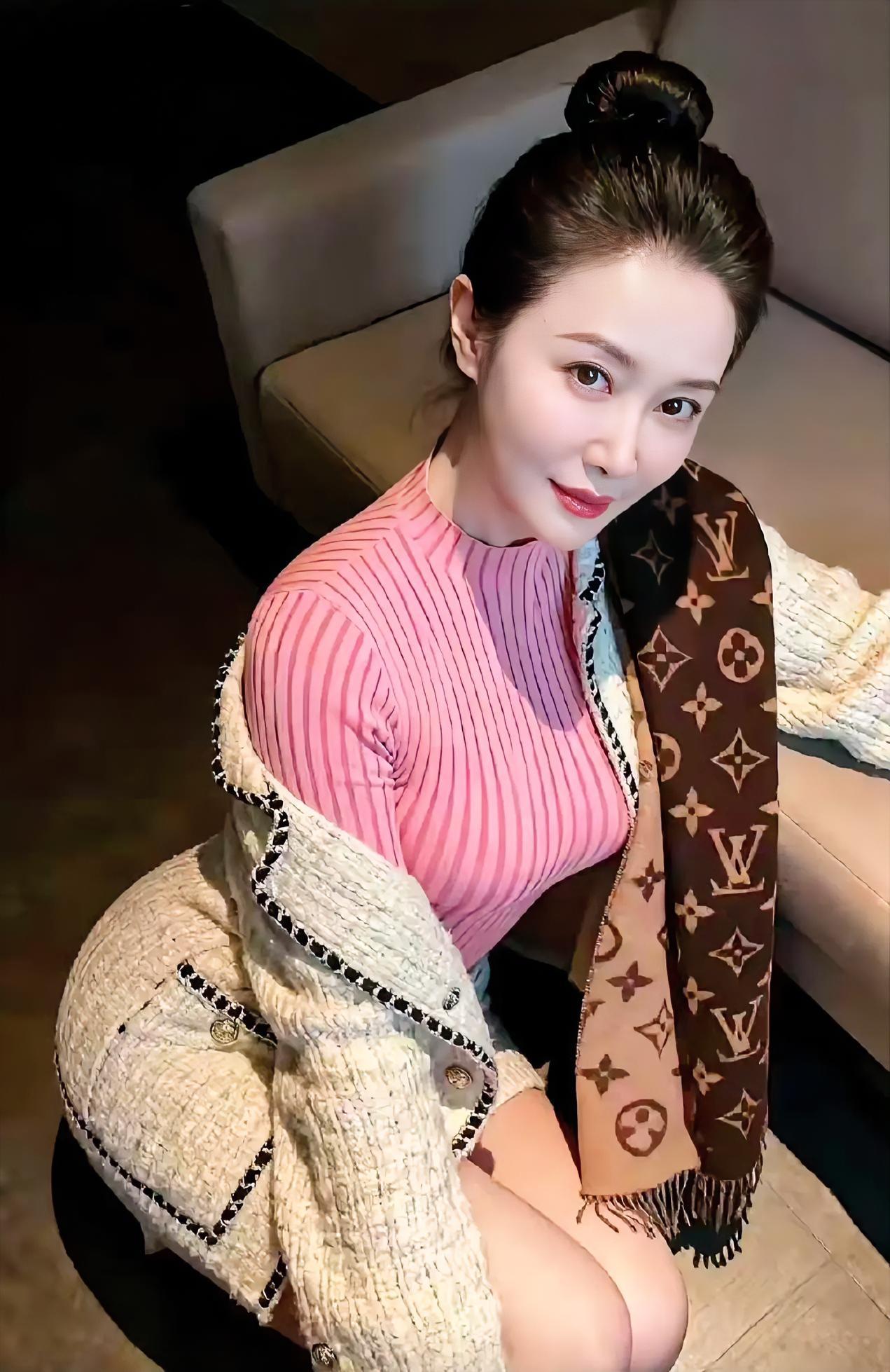 请用“一个成语”形容她？