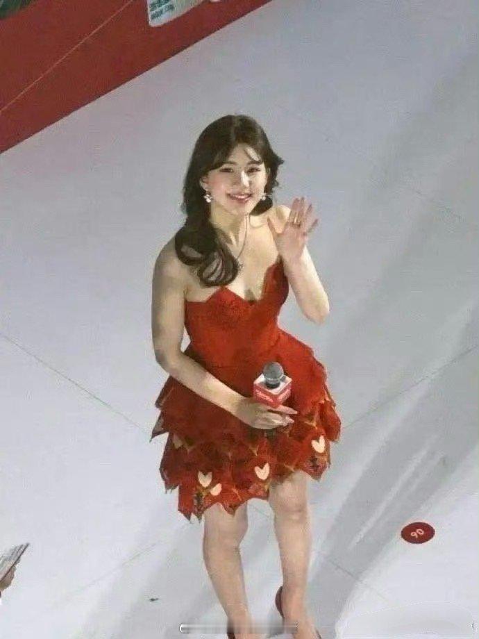 能理解女明星为什么爱捂住胸口了…什么角度都有摄像机，防不胜防… 