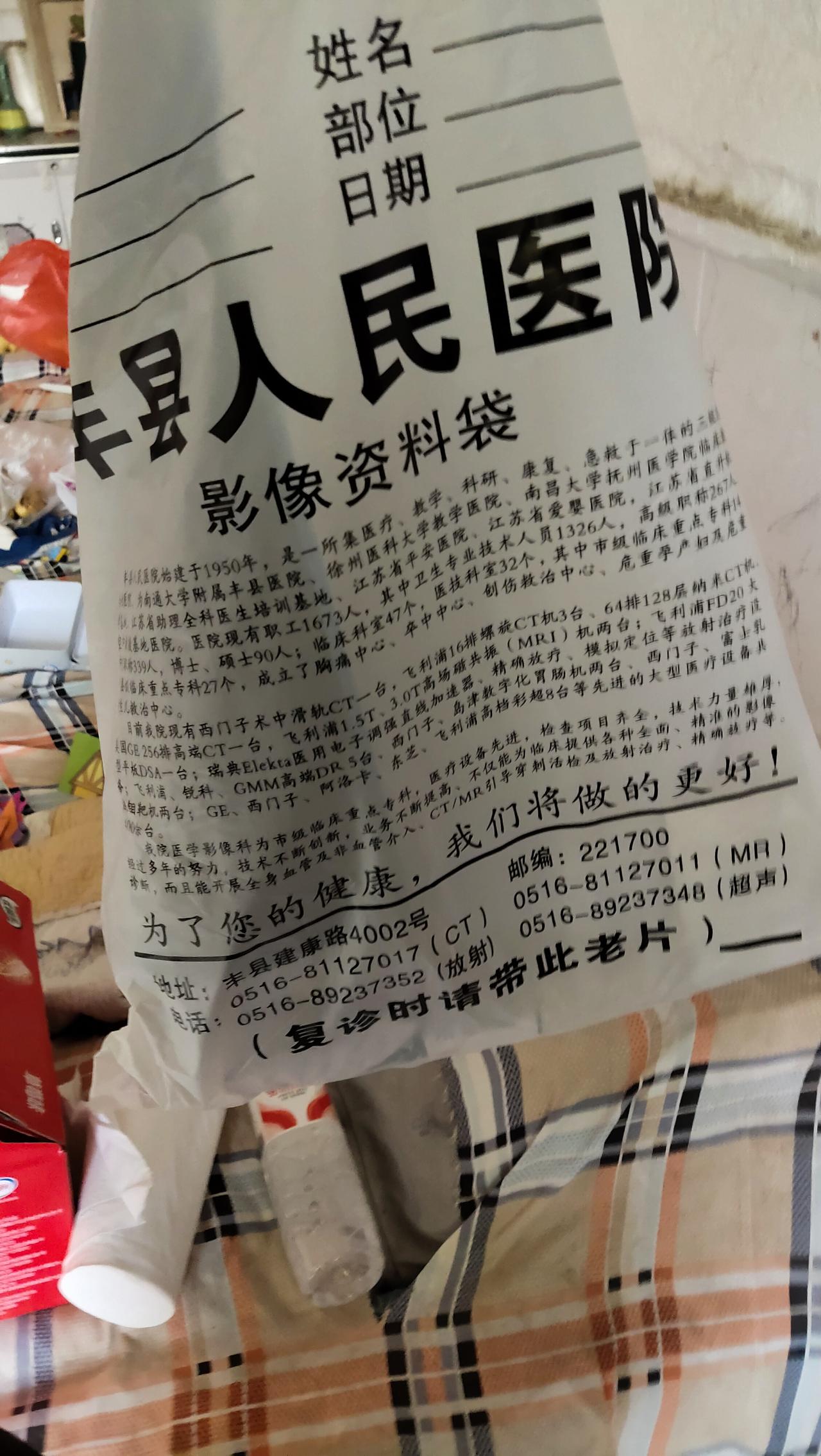 昨天晚上吃过晚饭老公被人一个电话喊走喝酒去了，我就自己带着孩子洗洗睡了。
睡到1