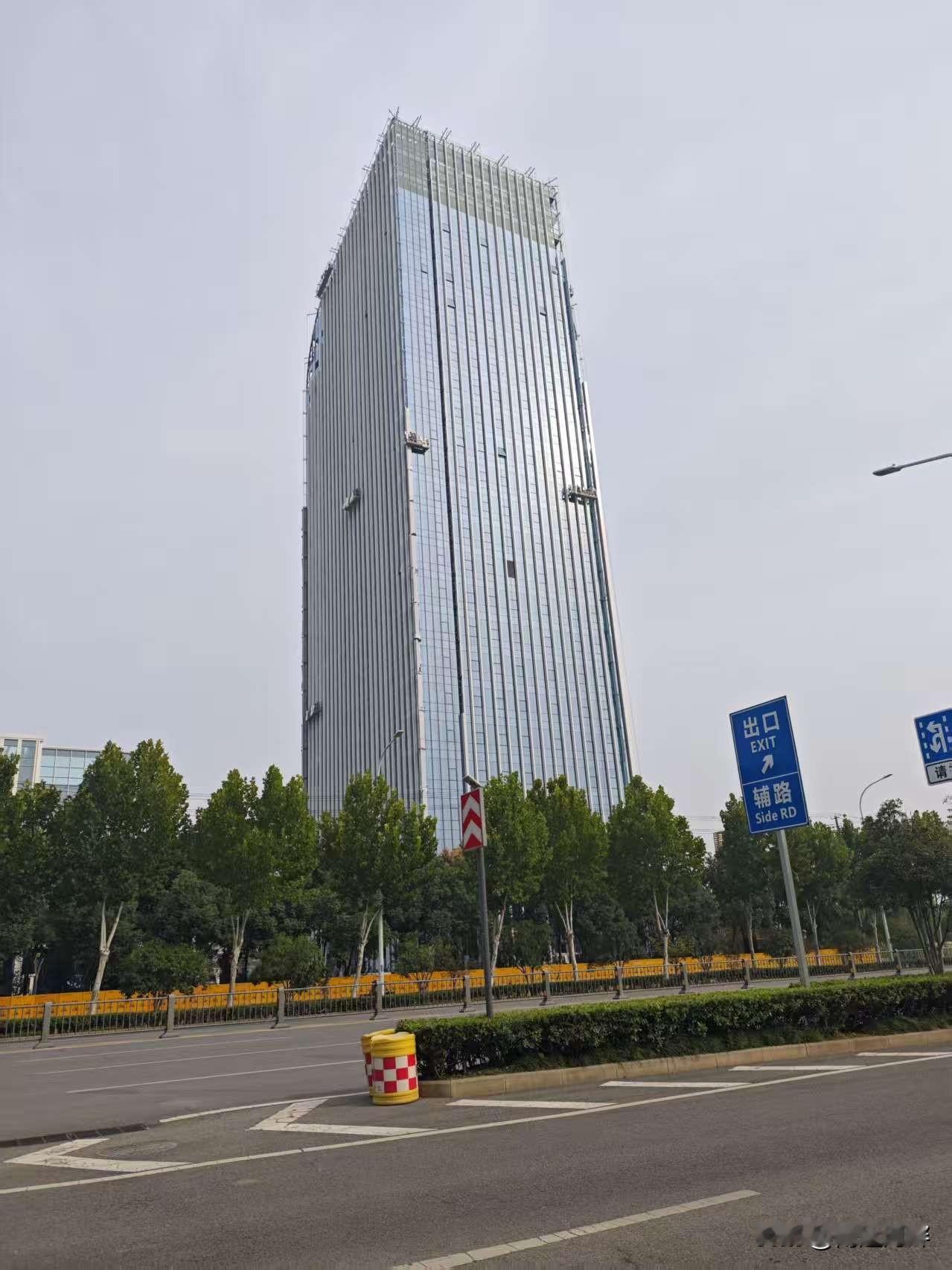 长丰县双凤经开区，工业区核心地标
宇桥生态科技园。
暂时还没有出航拍视频，工业区