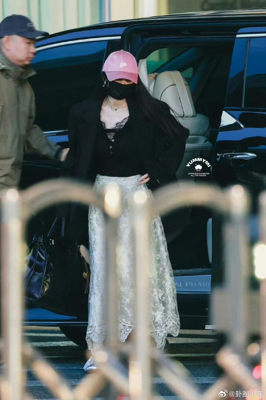 杨幂江山大同出发路透 杨幂启程进组《江山大同》，简约造型气场全开，状态超稳！ 