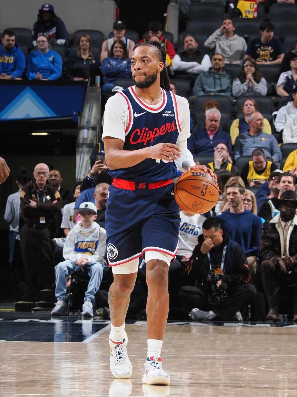 昨晚的比赛可谓惊心动魄！快船队经过一番苦战，最终以微弱优势击败步行者队。加兰在这