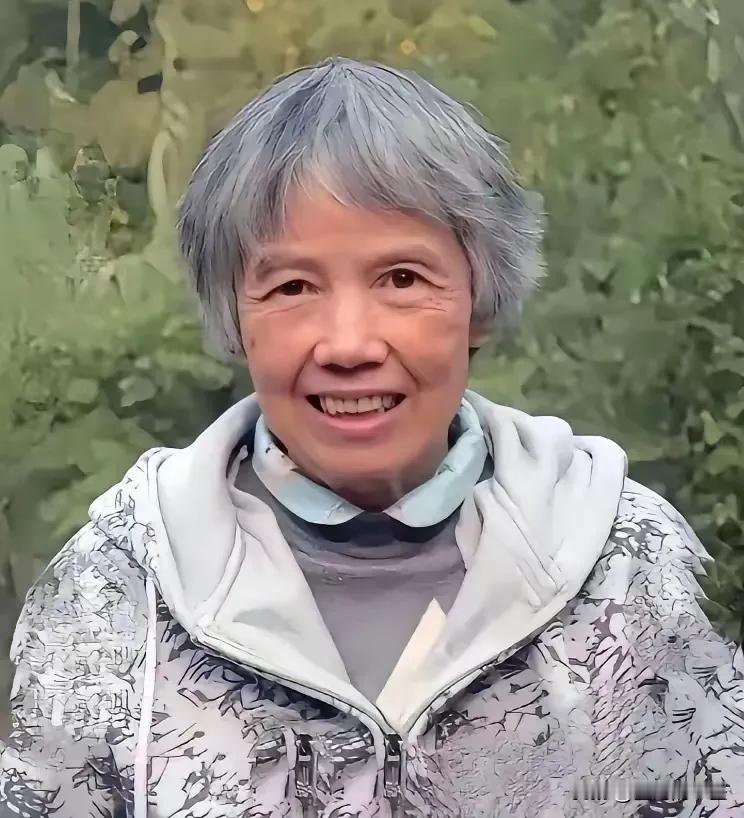 每年至少为祖国省下两万亿费用的女人！
你愿意为我们的“龙芯之母”黄老送上一束花，