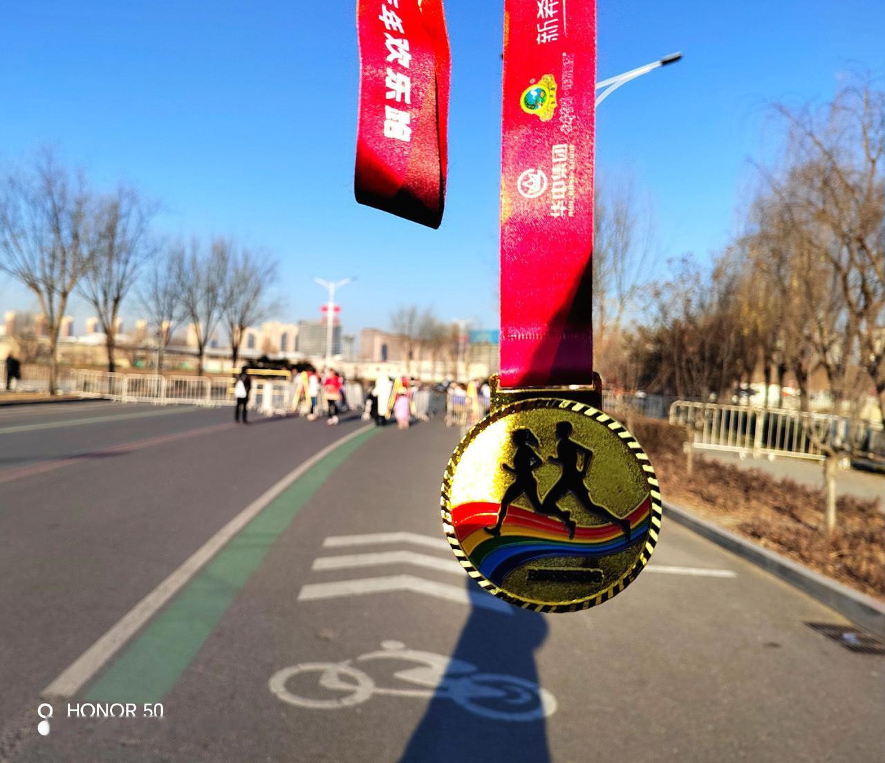 上午参加了保定市迎新年欢乐跑！距离约5km。实际上，跑到终点我不能立刻停下，需要