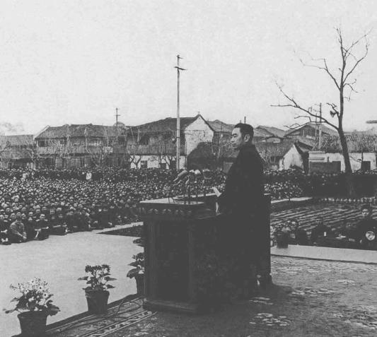 1956年4月，毛泽东发表《论十大关系》的讲话。这是周恩来在杭州传达《论十大关系