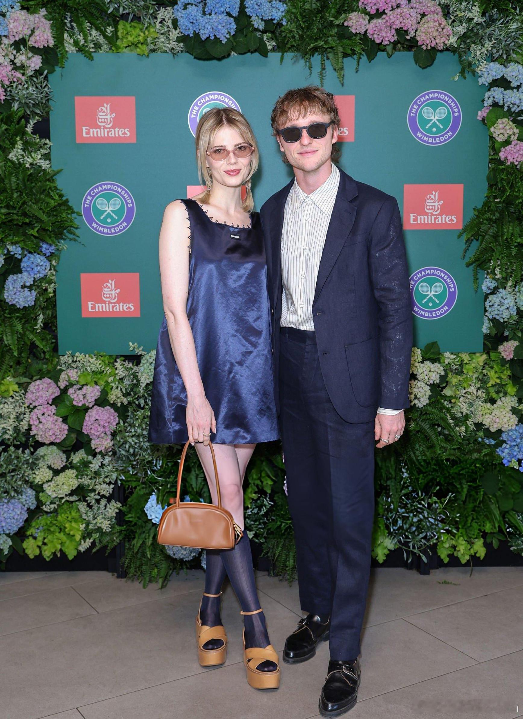 Lucy Boynton露西宝通也去了温网现场观看比赛，和男友Murdo Mit