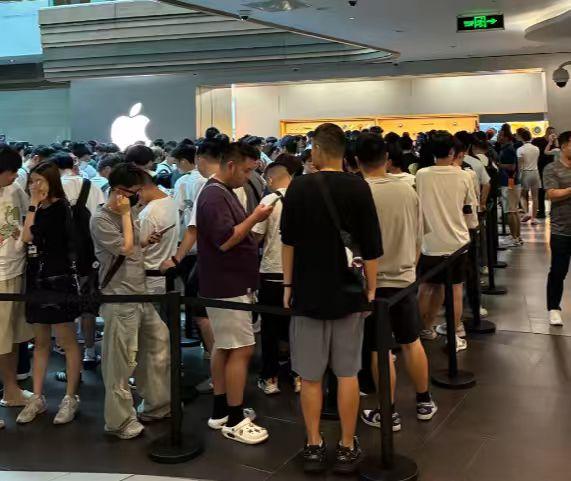 这几天的消费市场，有一条信息值得读三遍。

苹果的新机iPhone18 Pro、