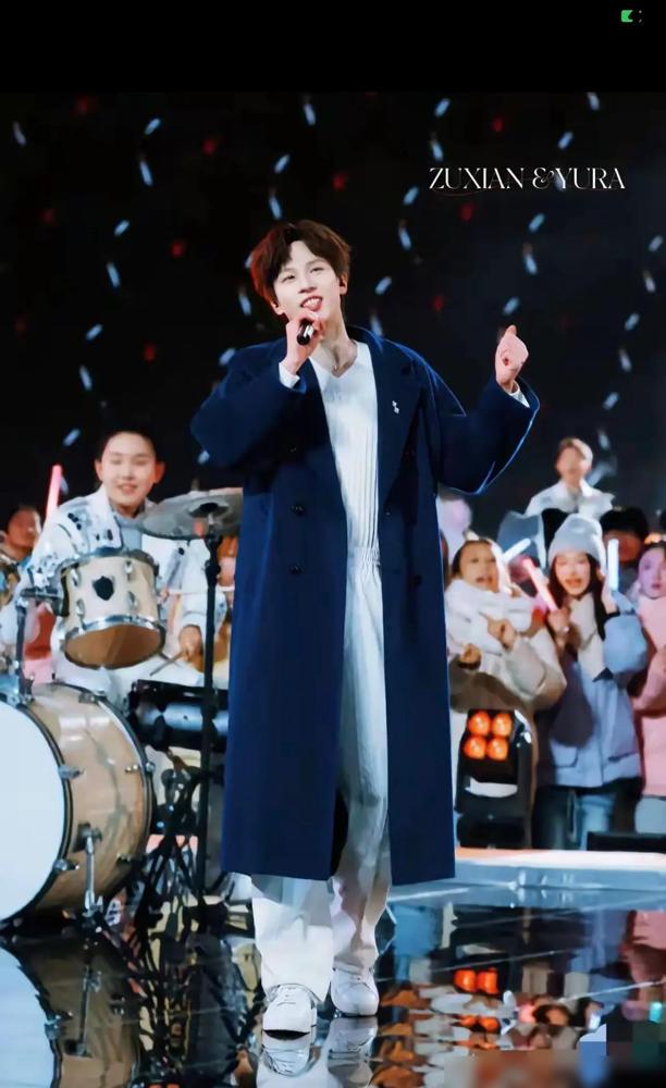 不得不说，林高远穿这件蓝色大衣太好看了！央视跨年晚会上，当林高远穿着这件大衣出现