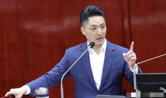 美国那边一放话，岛内蓝绿的口水仗立刻打成了照妖镜。蒋万安捡起“台独党纲”这颗子弹