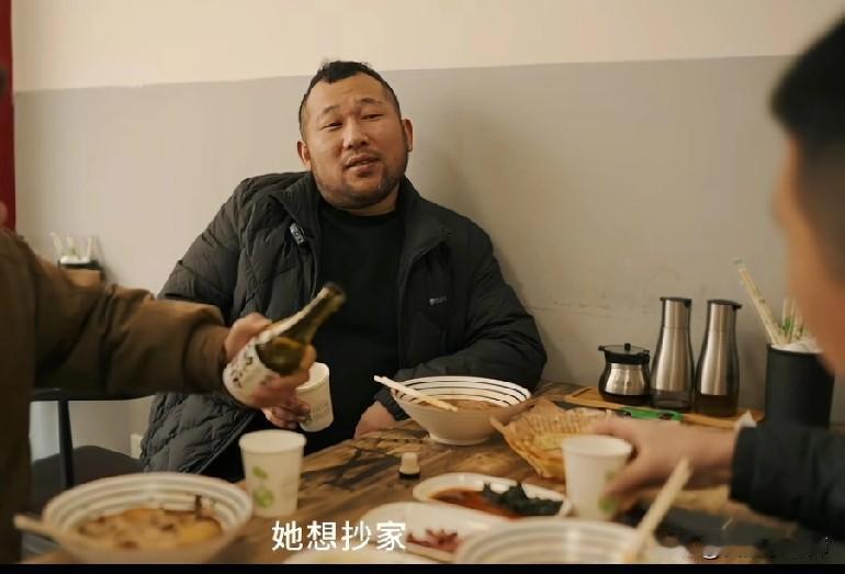一段超扎心的对话：
“哥，你都快40了，怎么还不结婚？”
“我想脱单，她想脱贫，