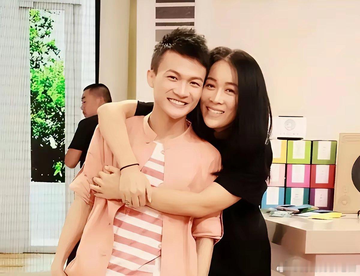 周深为什么极少跟那英合作同台演出？如今的周深，已经是内地乐单独一档的存在，男歌手