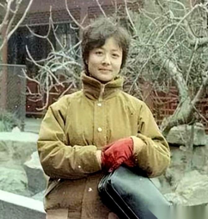 83年，王贵娥一脚踏进《红楼梦》剧组，不是去演林妹妹薛宝钗，是去拆信。
对，拆信