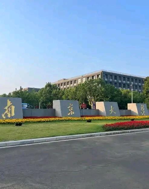 儿子5年211本科，3年南大研究生，

今天却做了这样一个决定，

作为父母没办