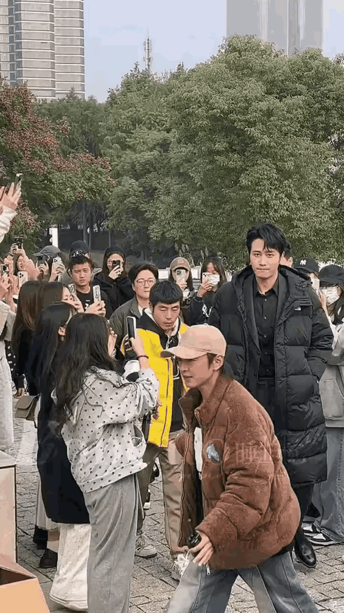 彭冠英，知道他高，没想到他这么高[震惊]
简直是普通人中的“巨人”，
目测得有1