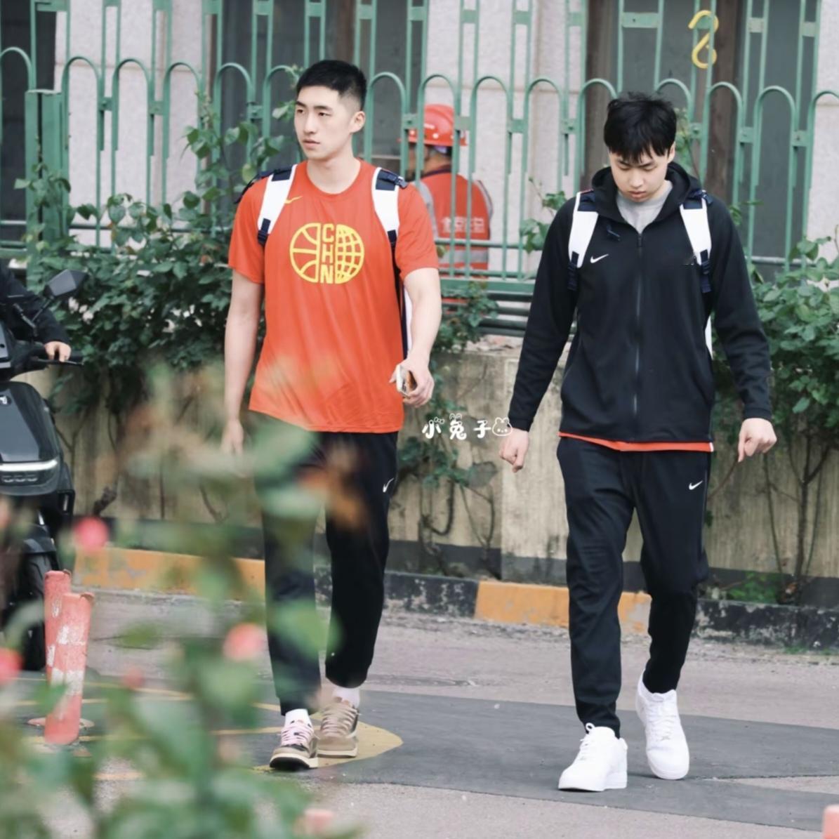 谁能告诉我与齐麟走在一起的，这位中国男篮短训营的队员，究竟是谁呀？是四川的段睿骐