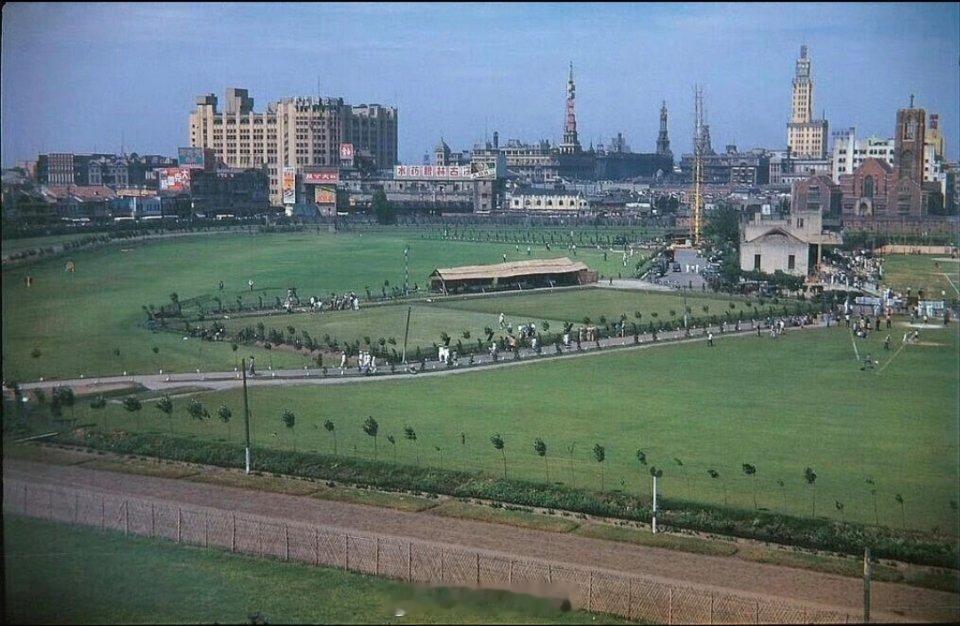 1948年上海的跑马厅跑马厅，又称跑马场，位于南京西路与黄陂路交汇处，现在是上海