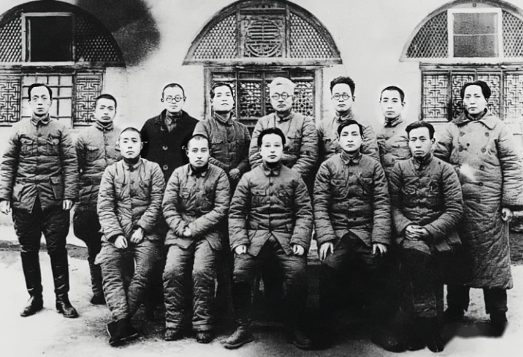 毛主席“靠边站”的一张照片。那时候的毛主席已经是党的领袖了，可是从苏联回来不知天