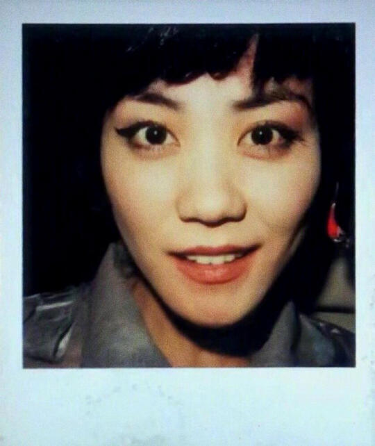 2004年，《2046》幕后的王菲，由夏永康拍摄的一张宝丽来相片。