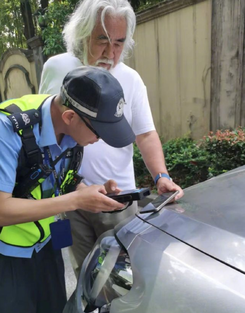 张纪中开车送娃上学发生撞车 7日，据网友爆料称，她妈妈在杭州开车时被张纪中的车撞