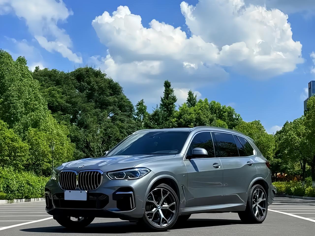 35万预算，看二手宝马X5，我会先问后排是谁坐。
如果平时两口子用车，后排一个月