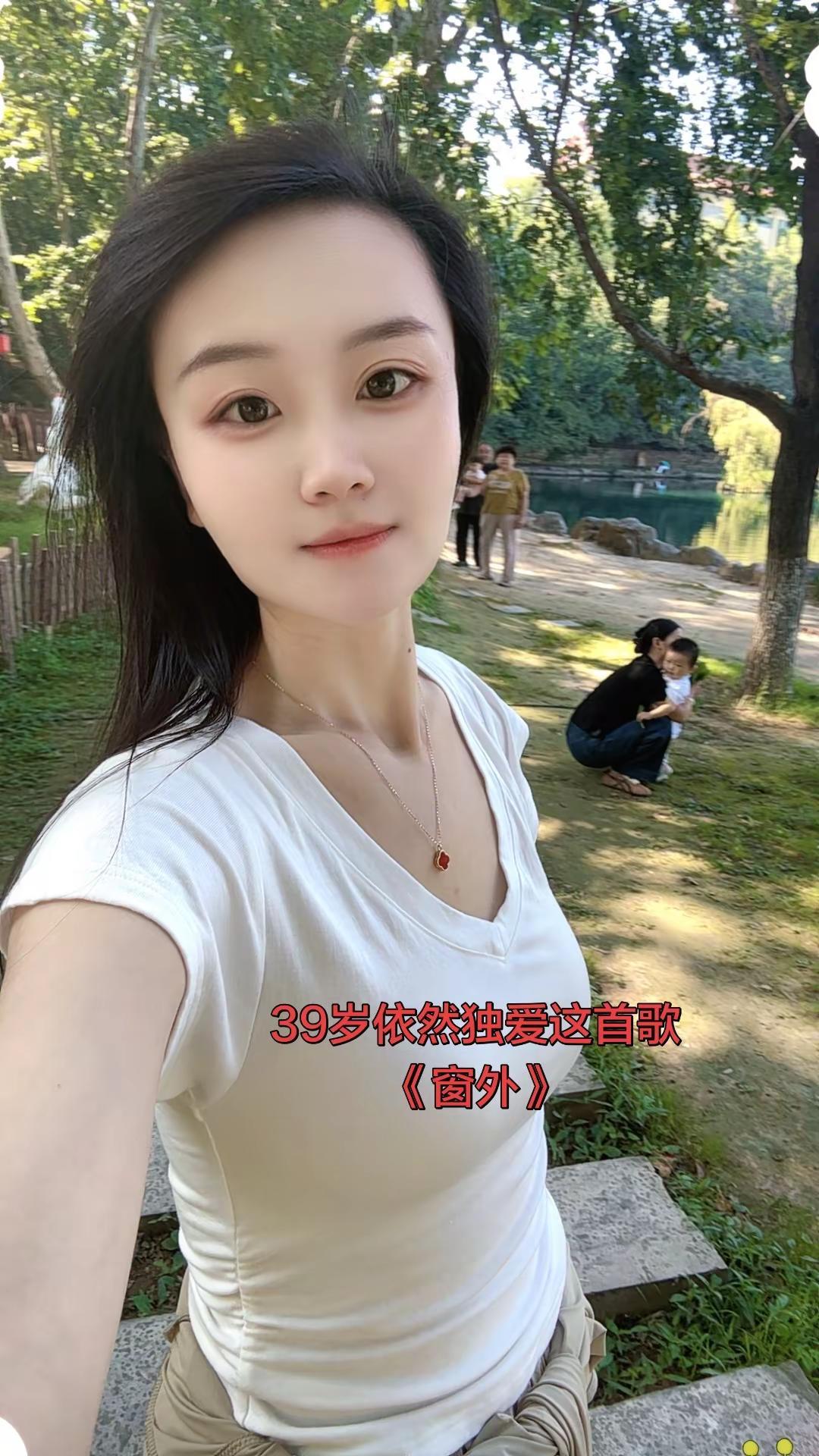 李琛一首《窗外》，歌声响起，勾起多少人的青春往事。年少那份藏在心底，不敢说出口的