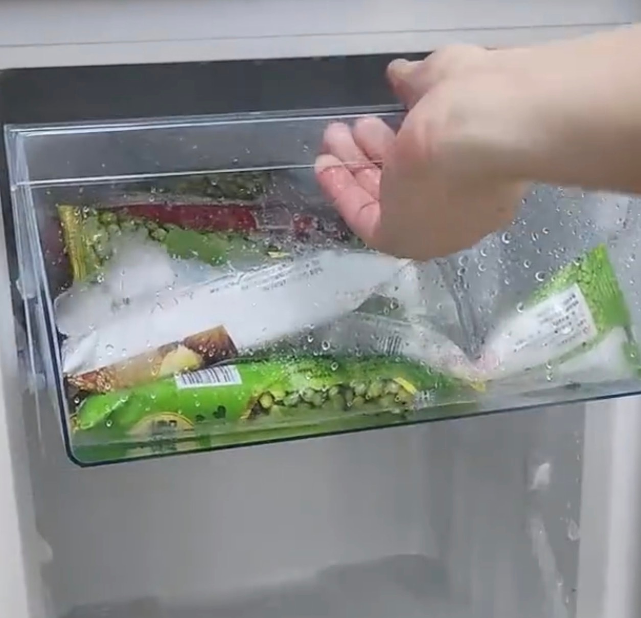 原来冰箱解冻这么简单冰箱结霜厚不用费力铲，掌握简单小技巧就能快速除冰，省时不伤柜