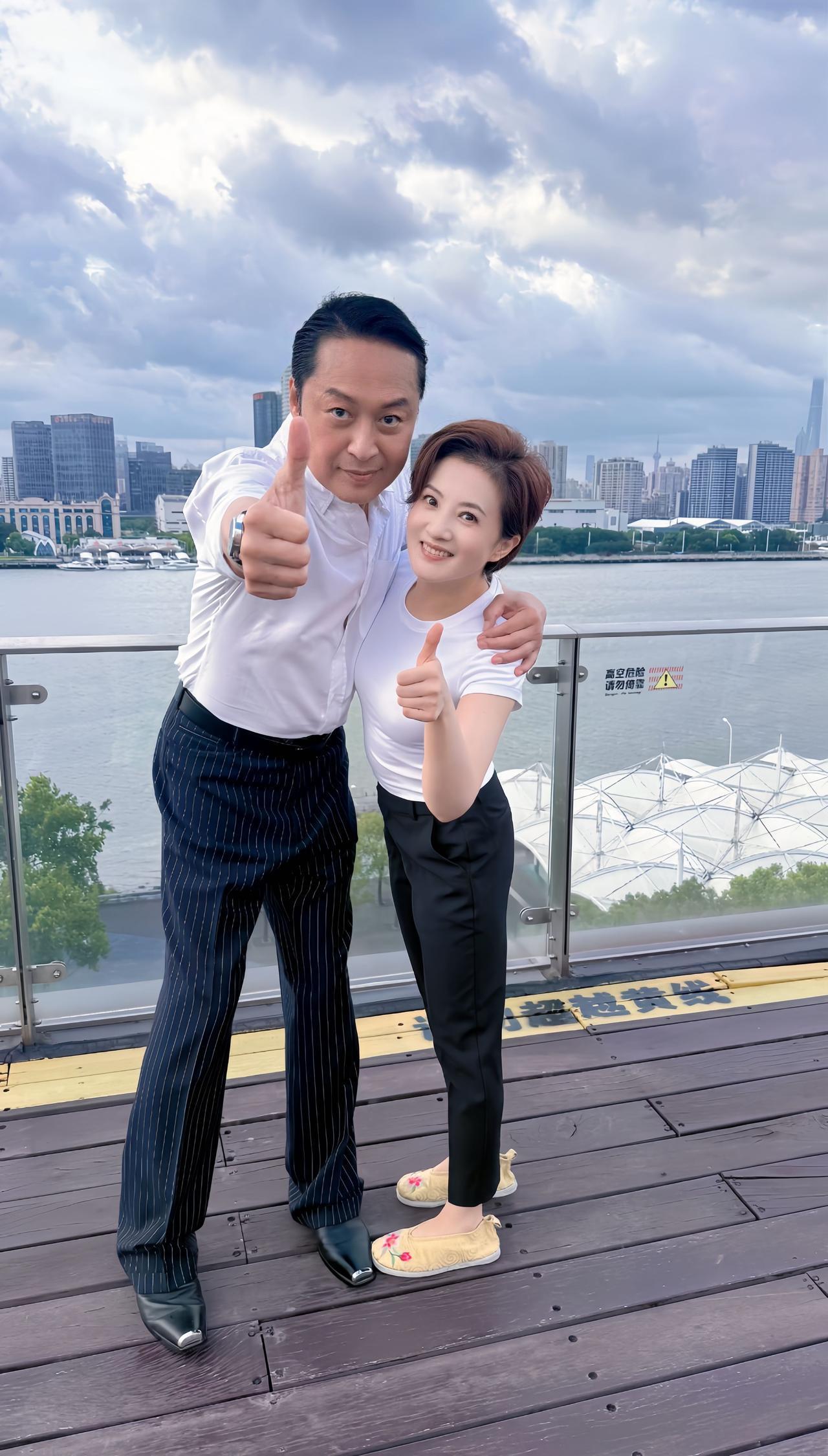 7月28日，金铭晒出与马景涛的合影，两人曾是搭档，如今再次相聚，画面很温馨有爱。