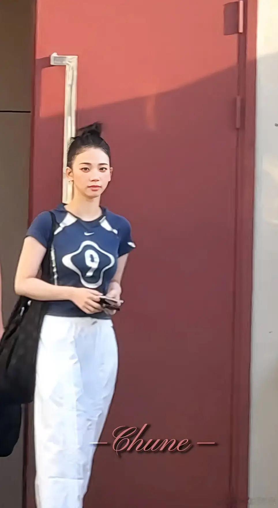 谨慎的卡琳娜又回来了 吃一敬长一实 ​​​