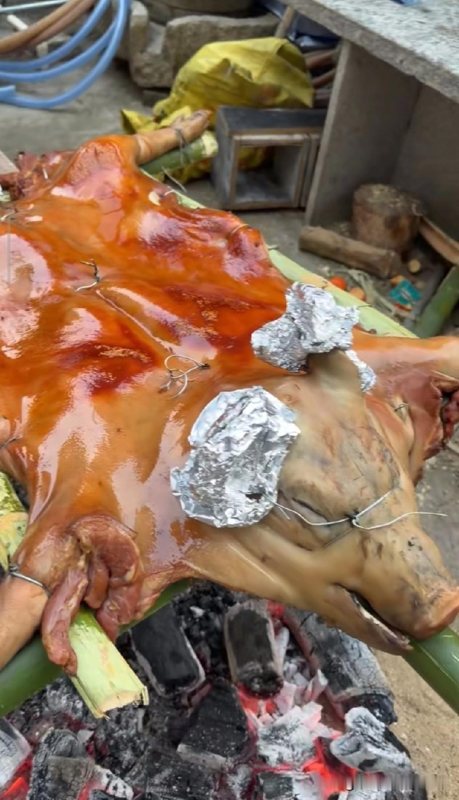 湛江人过年的仪式感
第一批返乡的人，已经把烤猪安排上了🔥
 
谁再说湛江人过年