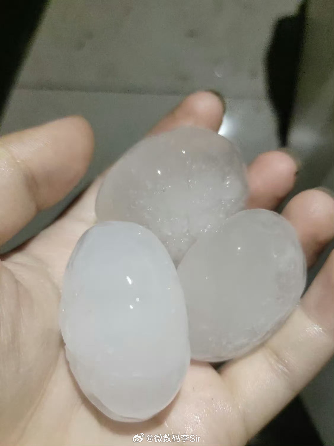 北京满地冰雹像下雪一样我嘞个豆这冰雹居然这么大个大家出门一定要注意安全啊 ​​​