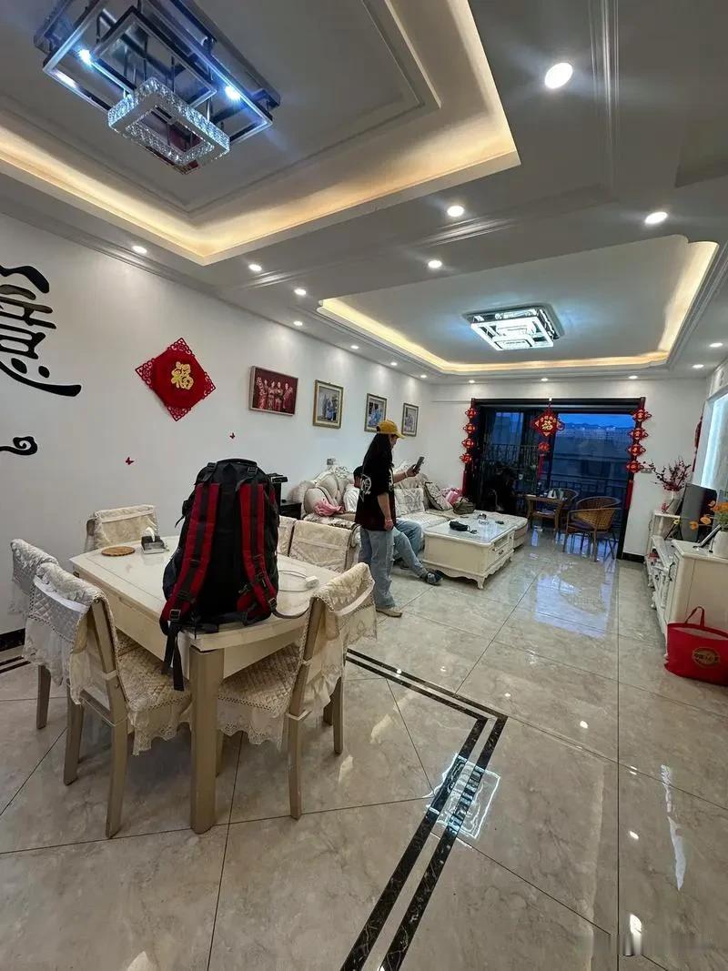 人生短短几十年不必一味等待，
如今全网都看淡楼市行情，
所有人都劝千万别买房，