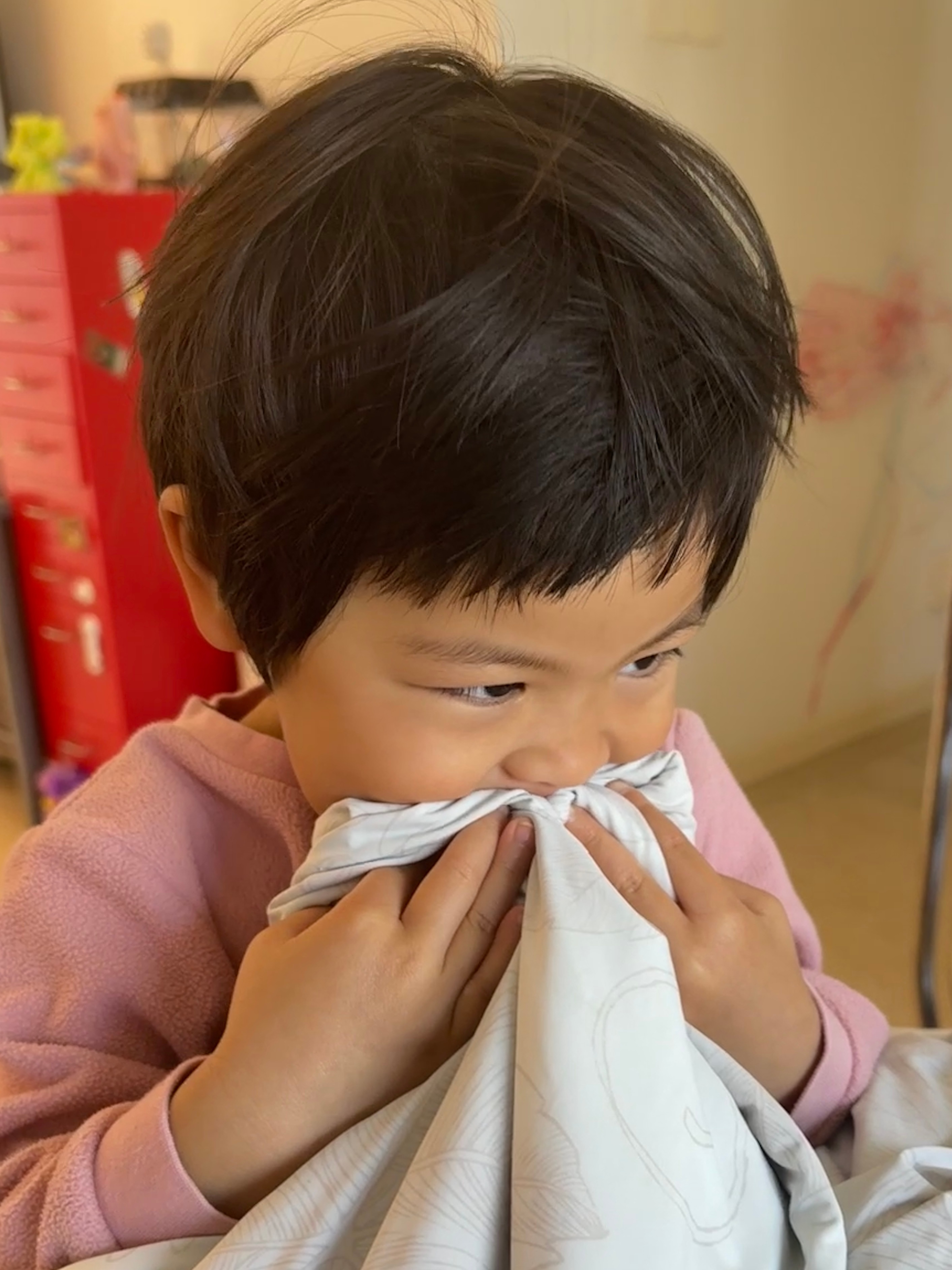 球昨晚跟我睡的，九点五十上床夜光菇的故事讲了一万遍，还不睡期间我内心几度崩塌，在