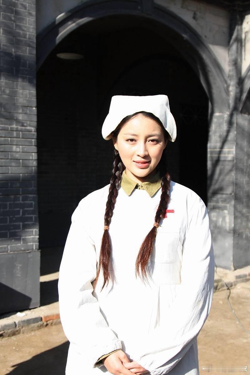 新《亮剑》的女主角，和旧版《亮剑》的女主角有点像，就是近了看，这假睫毛和粗眼线有