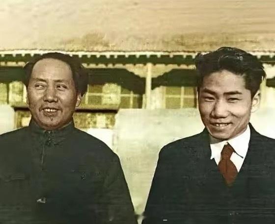 1946年延安，毛岸英自莫斯科归国，父子19年重逢，笑容腼腆。 