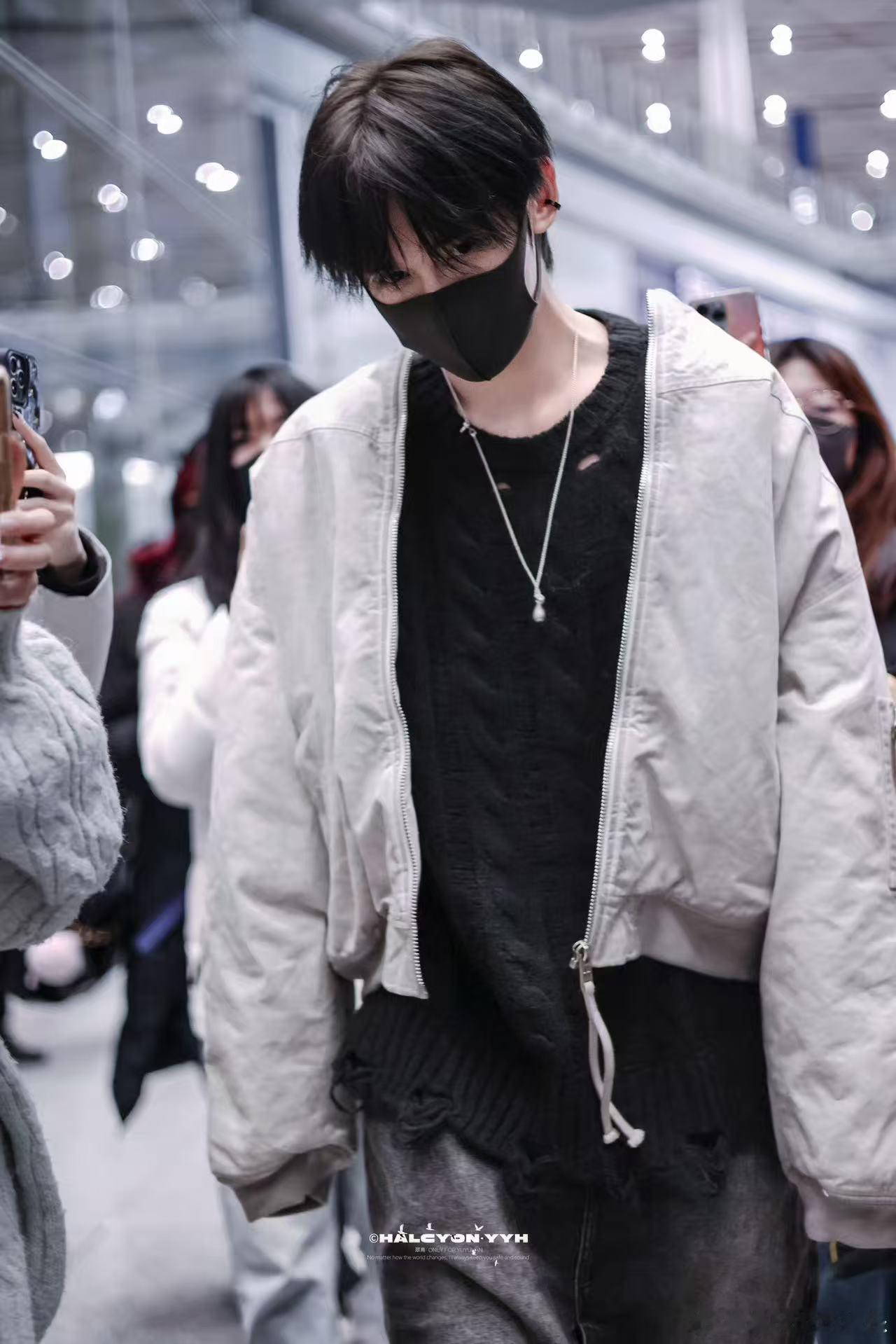 余宇涵机场走一半把外套脱了 帅哥的每一个瞬间都值得记录！余宇涵走一半脱外套，自然