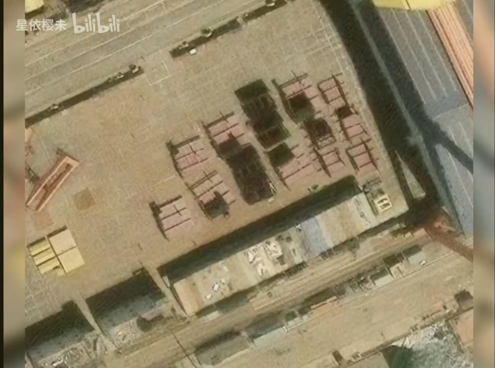 北方某地船坞旁的堆场，新核航妈的组件、模块越来越多了 [并不简单]接下来004的
