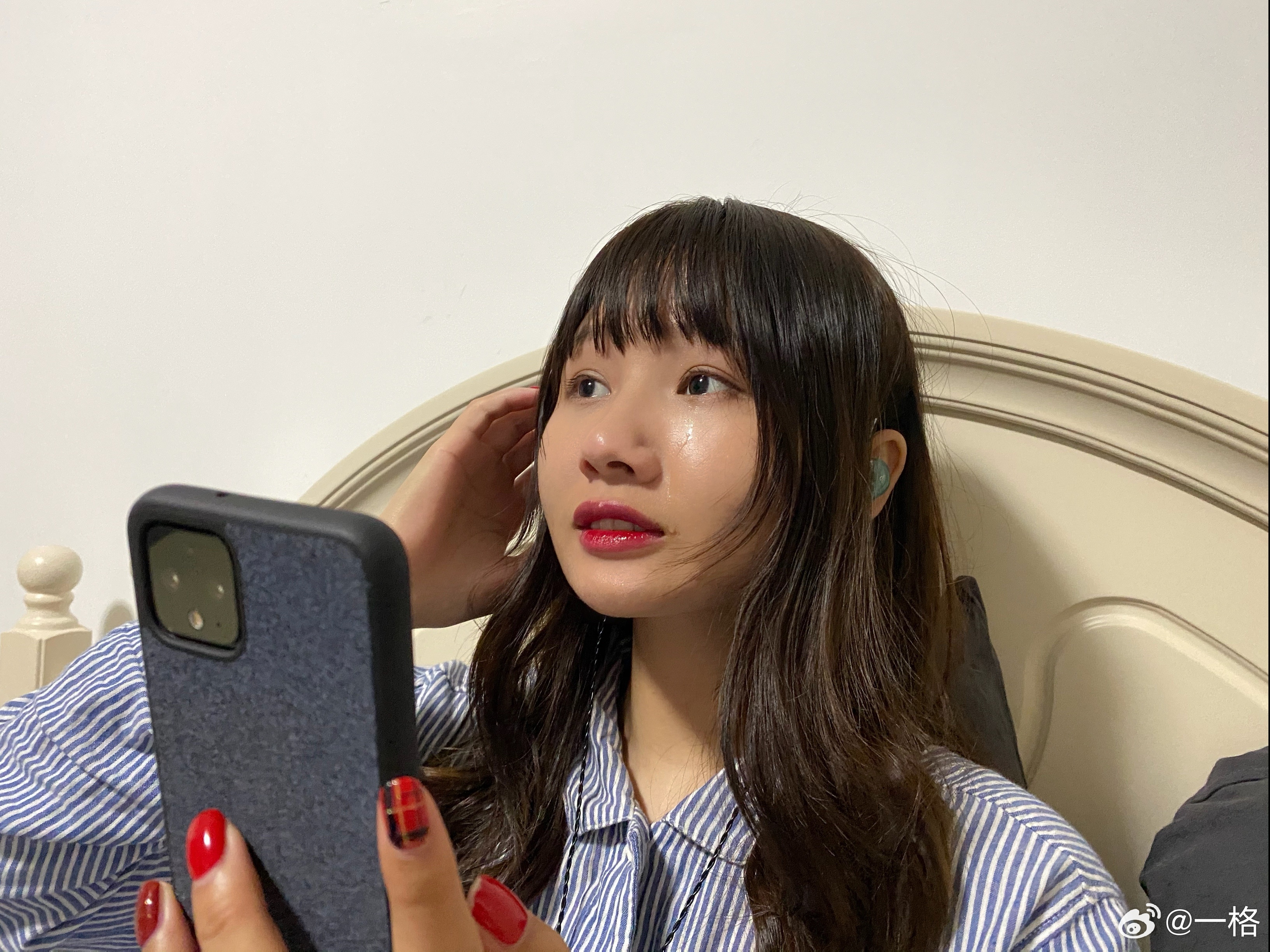 有线耳机穿搭火了 想起还没有无线耳机的年代，不少歌还能让人感动落泪，倒是不像现在