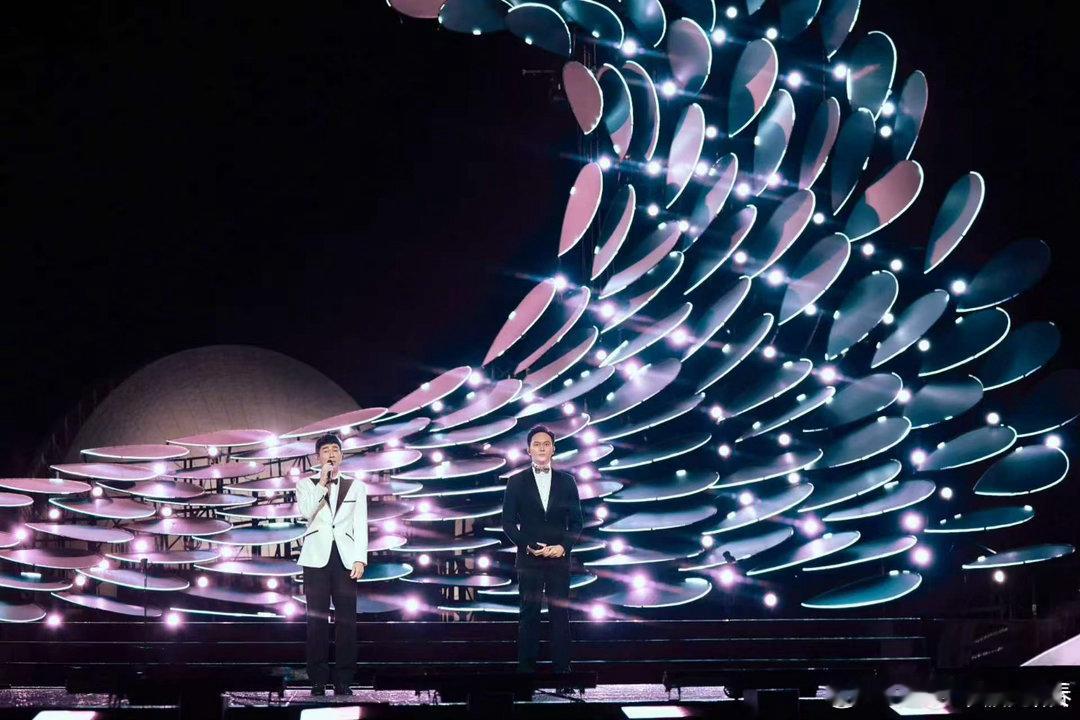 陈小春站姐是应采儿陈小春官宣二巡老婆应援+工作人员爱意，一巡完美收尾，二巡官宣，