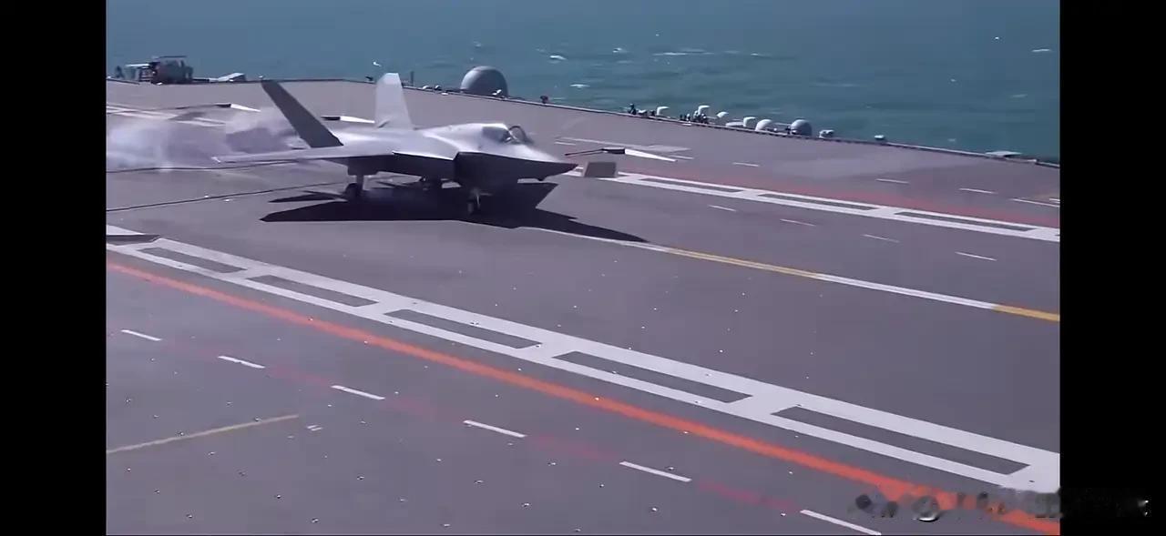 福建舰三条弹射器同时弹射的画面没见过。
放了 1 号弹射，就有人说为什么不放 2