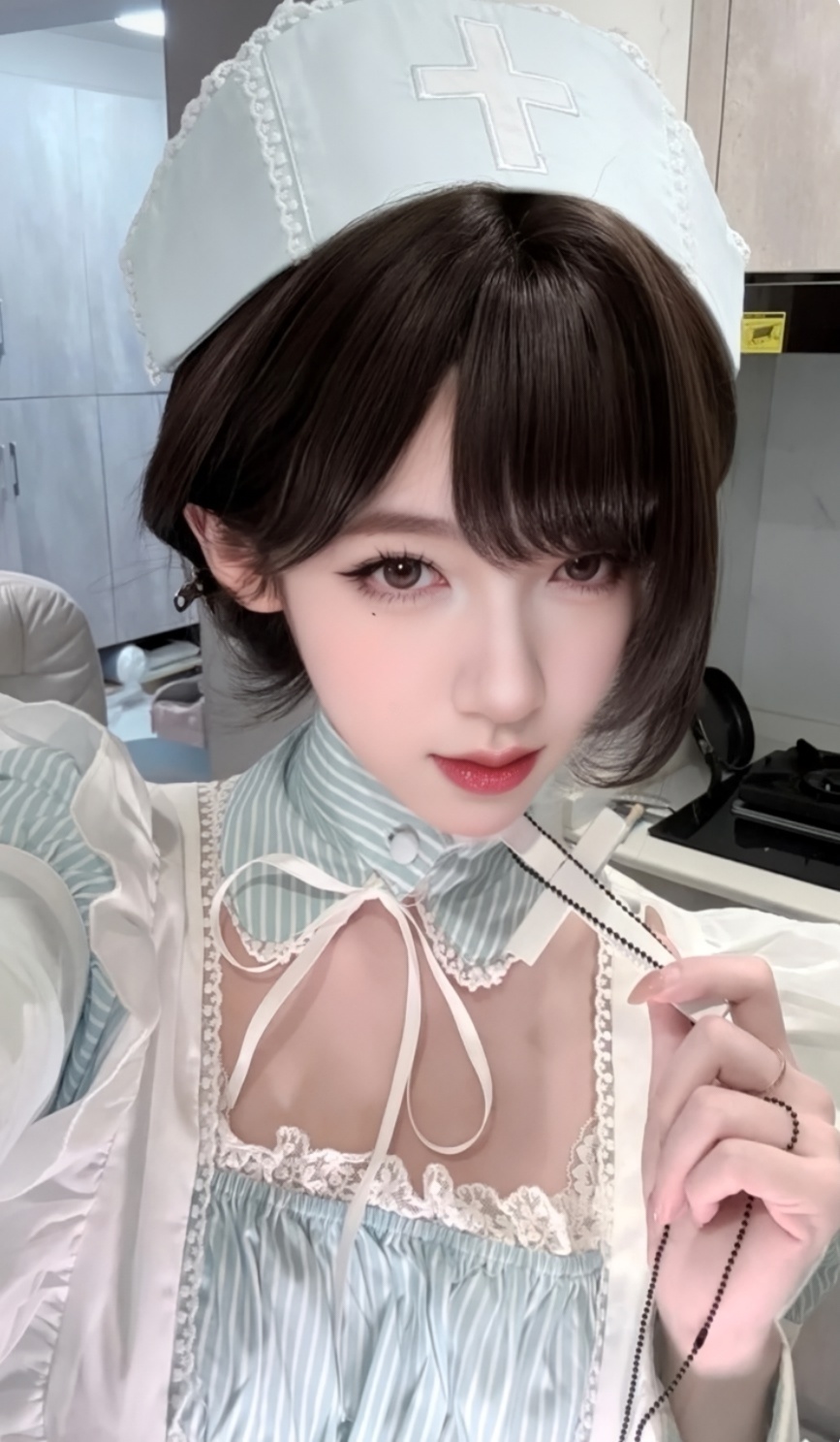 女神解开领扣是漂亮的喉结... 